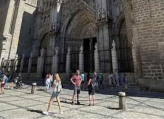 VISITING CITIES WITH A TOUR GUIDE VISITAR CIUDADES CON GUIA TURISTICO